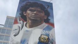 CNNE 1291292 - artista hace un enorme mural de maradona