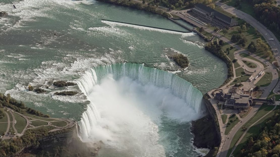 Una vista aérea muestra las cataratas Horseshoe del Niágara y la central eléctrica de Niagara Parks a su lado. Crédito: Niagara Parks