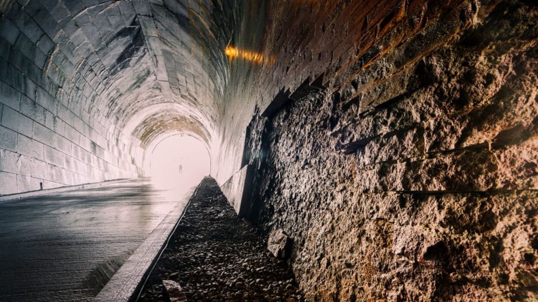 Desde julio de este año, un túnel excavado en las rocas bajo el Niágara también está abierto al público. El túnel canalizaba en su día el agua del río Niágara para convertirla en energía hidráulica.