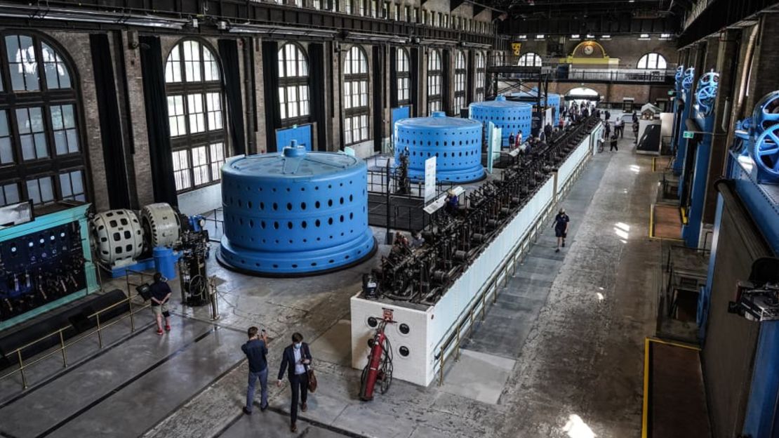 Los generadores azules cilíndricos convirtieron en su día la fuerza del agua en electricidad. Crédito: Niagara Parks