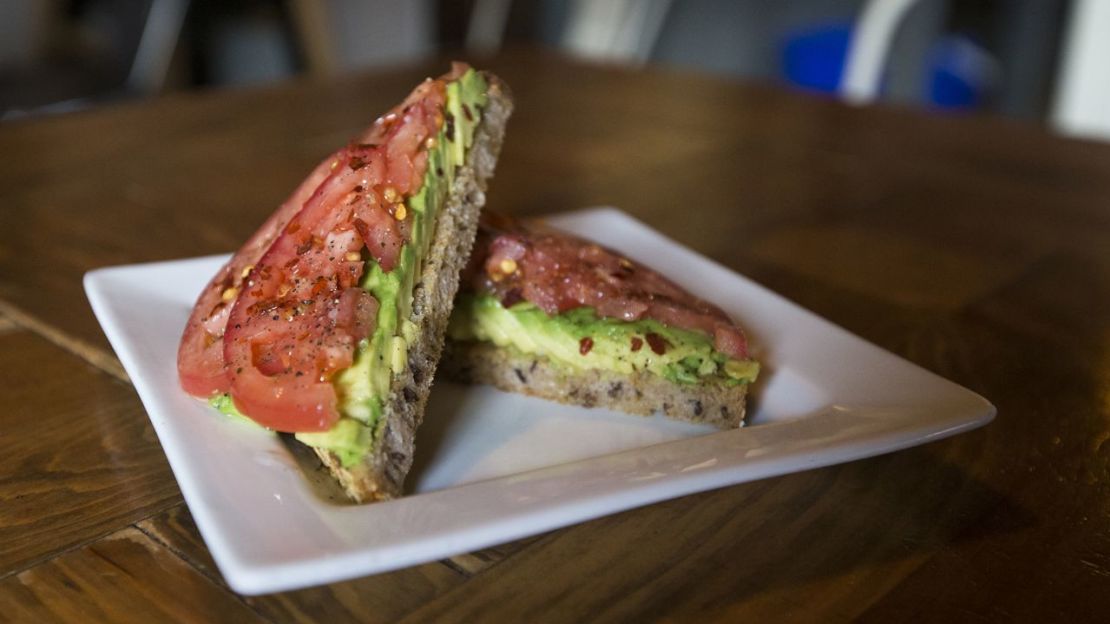 Los aguacates gozan últimamente de una popularidad sin precedentes y aparecen en menús como las tostadas de aguacate y las hamburguesas. Crédito: Blake Nissen/The Boston Globe/Getty Images