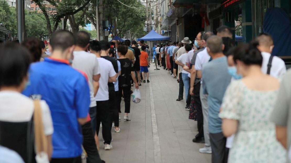 Personas hacen fila para las pruebas de covid el 12 de julio de 2022 en Lanzhou, China.