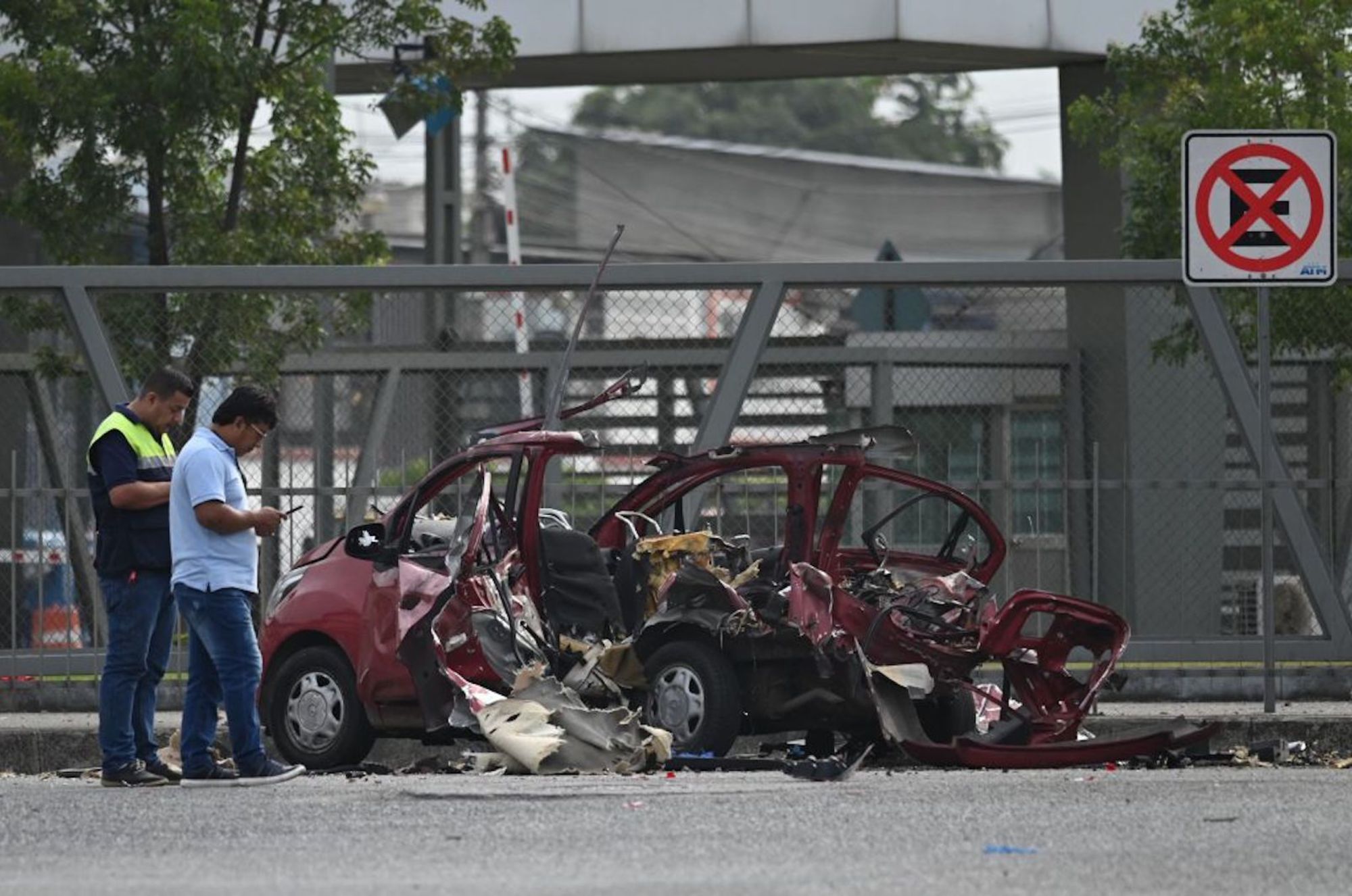 CNNE 1291553 - ecuador-crime-violence-gangs-attack-car bomb