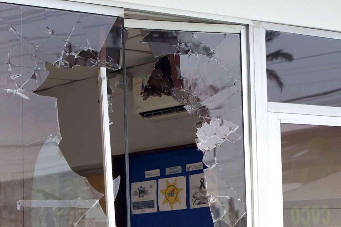 Imagen de la ventana rota de un puesto de la Unidad de Policía Comunitaria (UPC) tomada después de un ataque con explosivos en Guamote, Guayaquil, Ecuador, el 1 de noviembre de 2022.