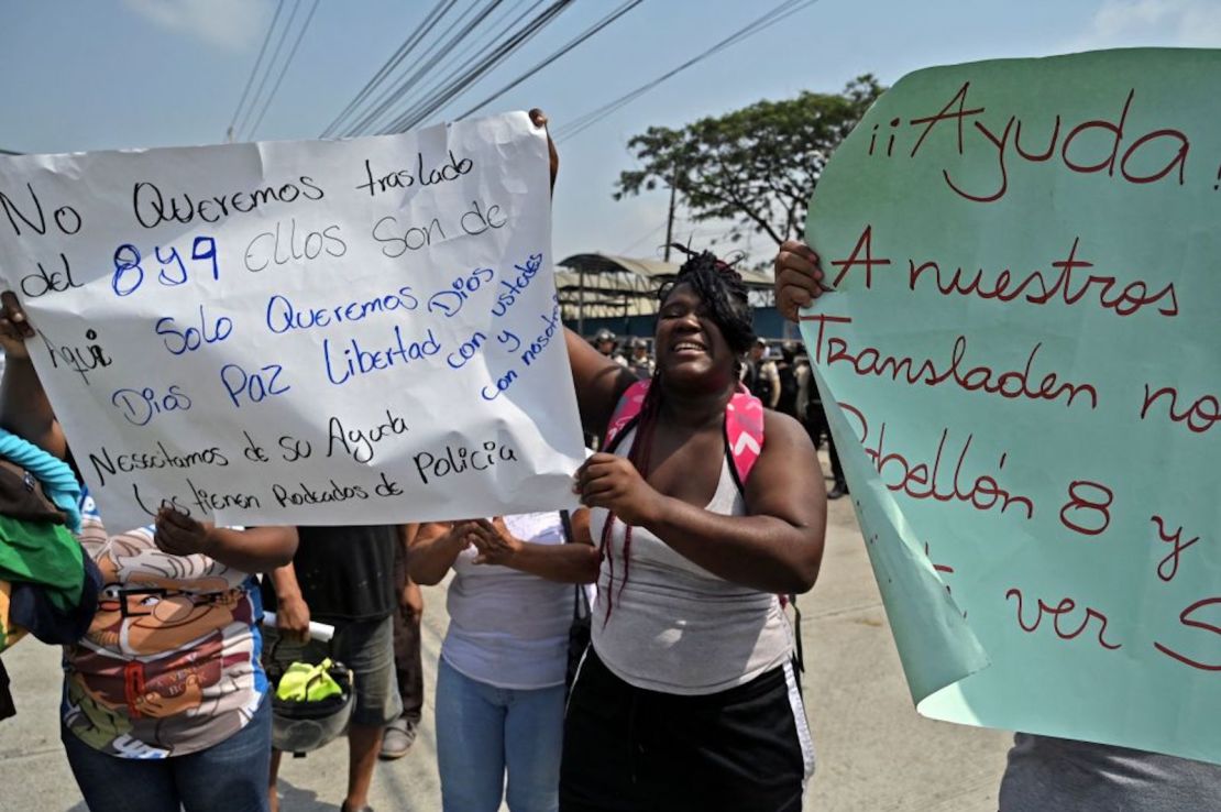 Familias de reclusos protestan contra los traslados de sus familiares a otras cárceles fuera de la Penitenciaría del Litoral en Guayaquil, Ecuador, el 1 de noviembre de 2022. MARCOS PIN/AFP vía Getty Images)