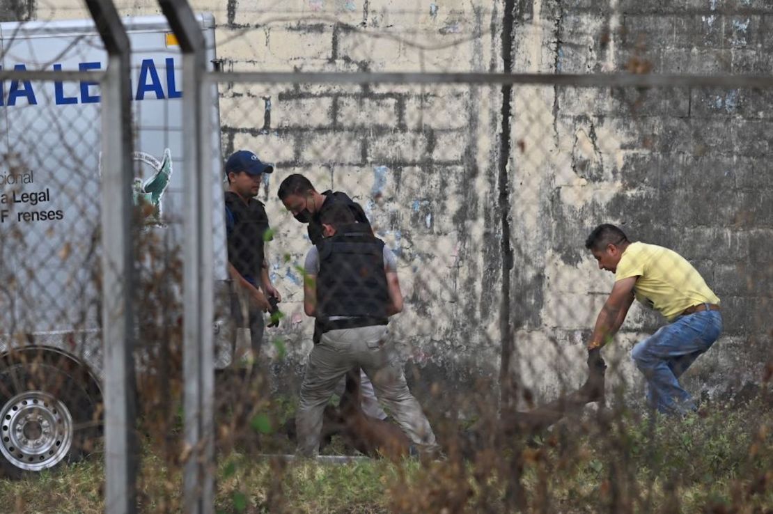 Personal de medicina forense traslada el cuerpo de un recluso en la última cerca de la Penitenciaría del Litoral en Guayaquil, Ecuador, el 2 de noviembre de 2022. Policías y soldados patrullaron el miércoles las calles asoladas por el terror en dos ciudades ecuatorianas después de una serie de ataques atribuidos a grupos del crimen organizado que libran una guerra mortal contra las drogas.