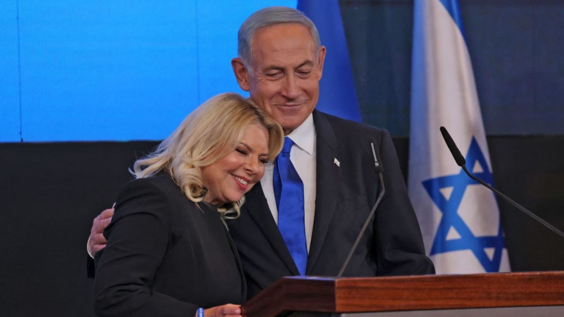 Benjamin Netanyahu con su esposa, Sara, se dirige a sus partidarios en la sede de la campaña en Jerusalén a primera hora del 2 de noviembre de 2022. Crédito: Menahem Kahana/AFP/Getty Images