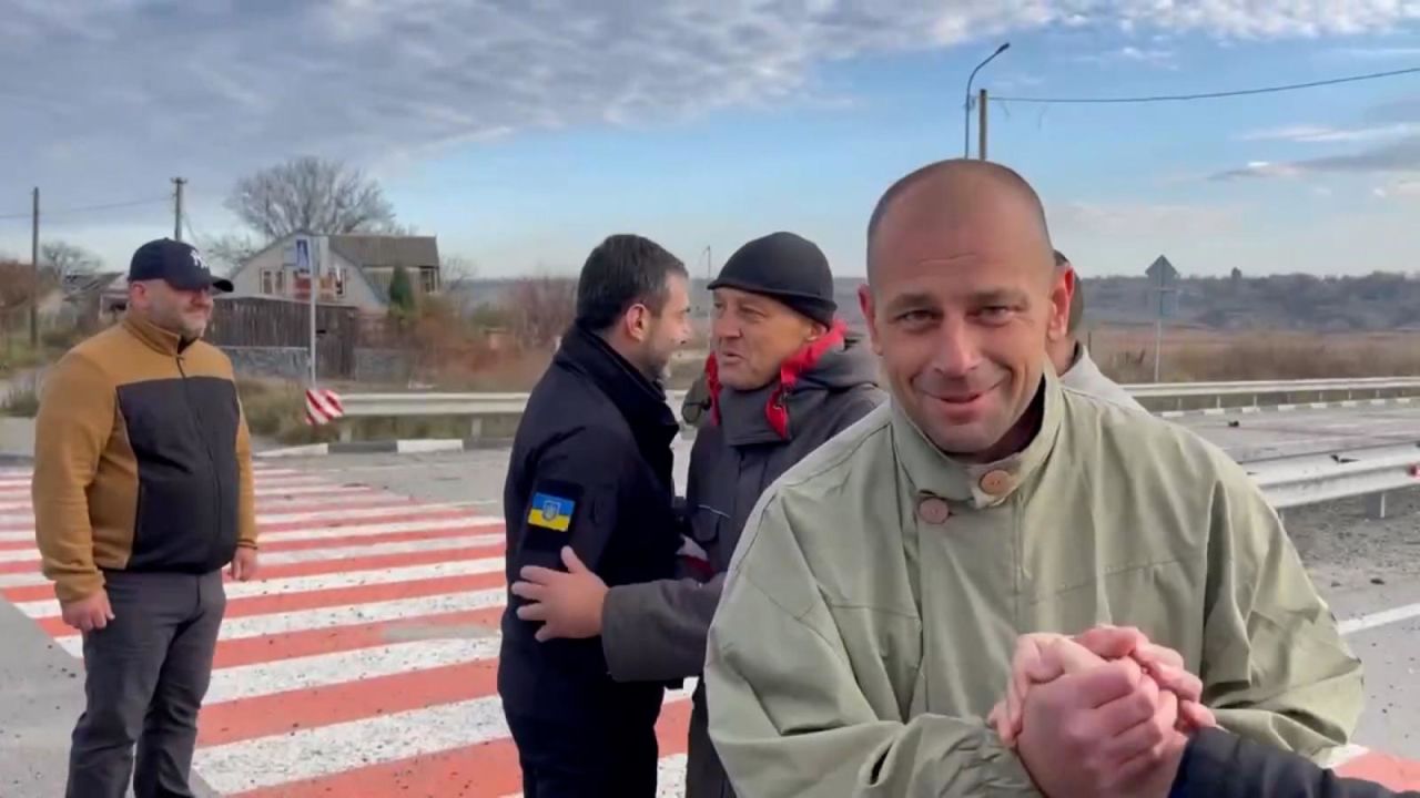 CNNE 1292041 - el emotivo regreso de soldados ucranianos intercambiados por rusia