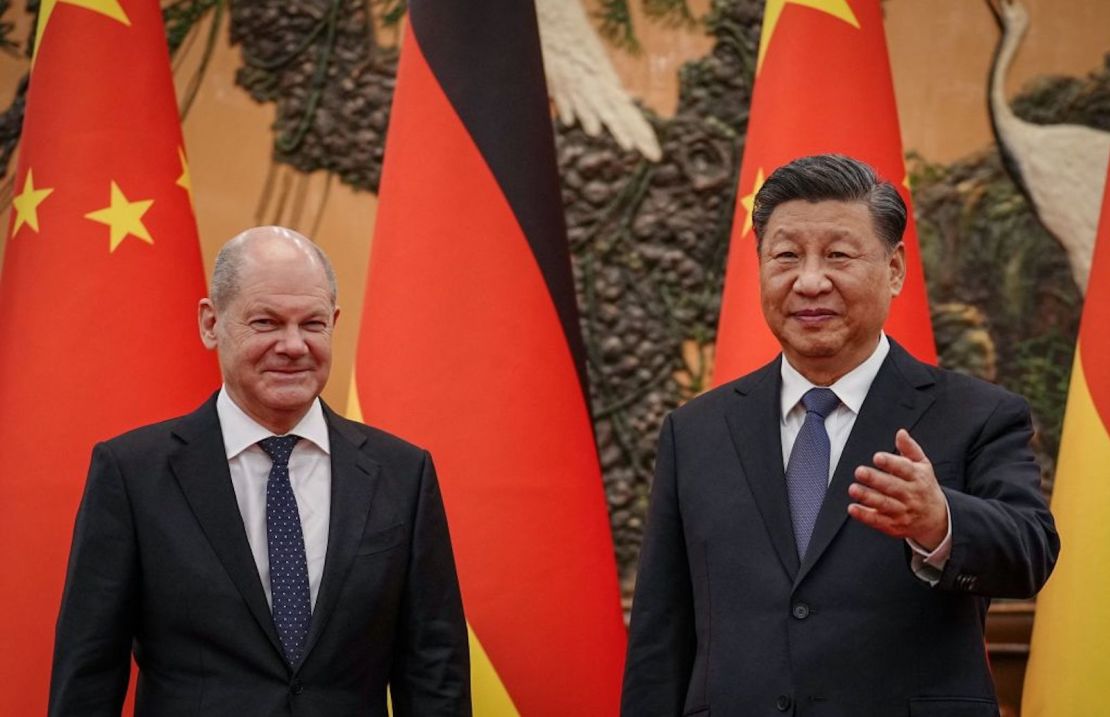 El líder chino, Xi Jinping (derecha), da la bienvenida al canciller alemán, Olaf Scholz, en el gran salón de Beijing, el 4 de noviembre de 2022.