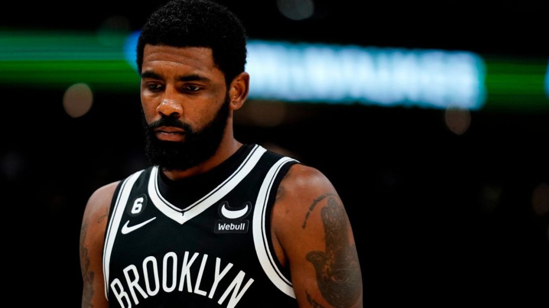 Kyrie Irving de los Nets de Brooklyn durante un partido de pretemporada de la NBA contra los Bucks de Milwaukee el 12 de octubre.