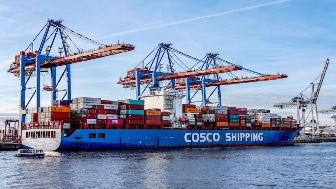 Un buque portacontenedores de Cosco Shipping amarrado en la Terminal de Contenedores de Tollerort propiedad de HHLA, en el puerto de Hamburgo, Alemania, el 26 de octubre.