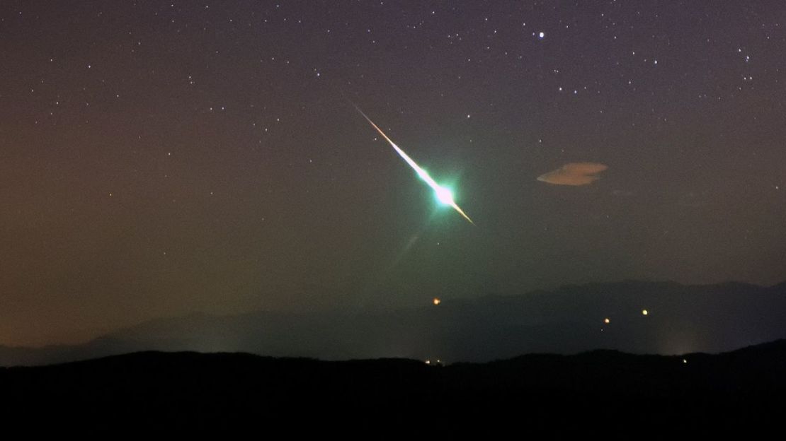 Una brillante bola de fuego se ve sobre Brkini, Eslovenia, el 12 de noviembre de 2015, durante un enjambre de Táuridas. Este mes llega otro enjambre, con bolas de fuego que podrán verse en el cielo durante todo noviembre. Crédito: Marko Korosec/Solent News/Shutterstock