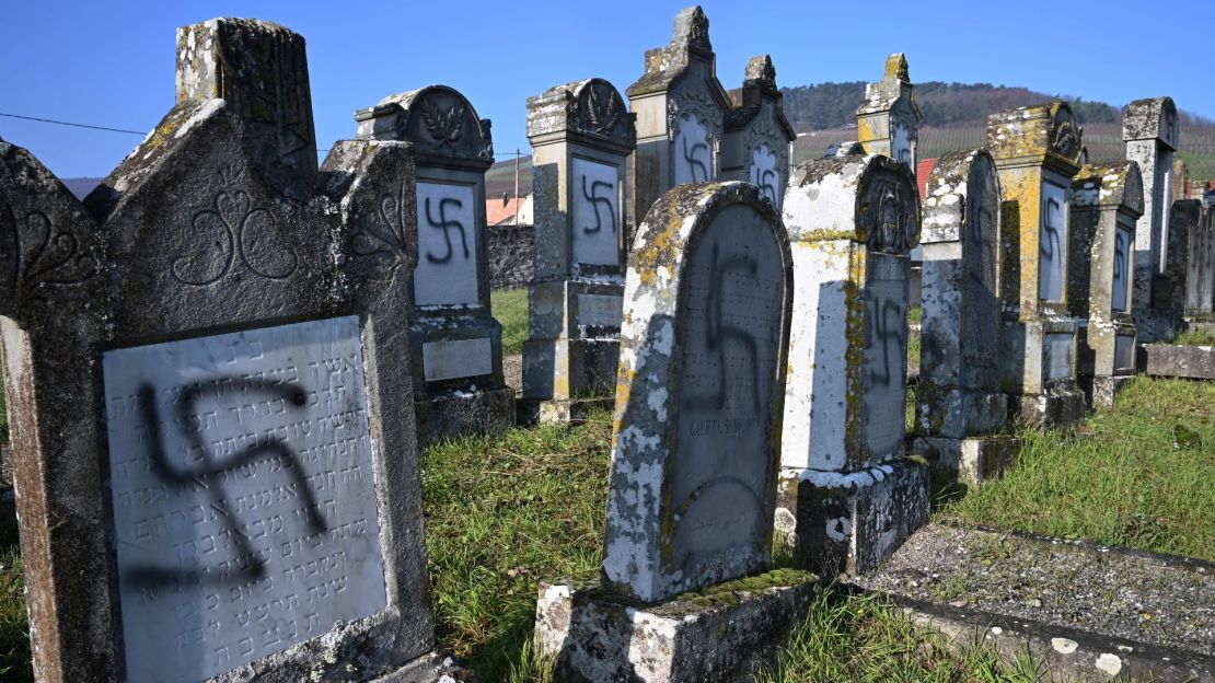 Tumbas vandalizadas con esvásticas e inscripciones antisemitas en 2019 en el cementerio judío de Westhoffen, cerca de Estrasburgo, al este de Francia.