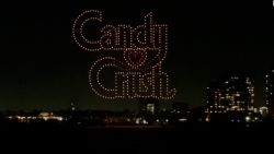 CNNE 1292378 - mira el imponente show de drones por los 10 anos de candy crush