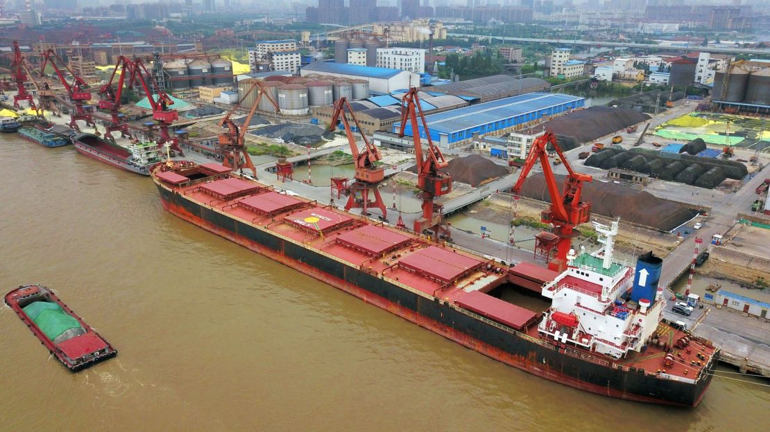 Un buque cargado de sojha importada de Brasil en un puerto de Nantong, en la provincia oriental china de Jiangsu, en 2018.