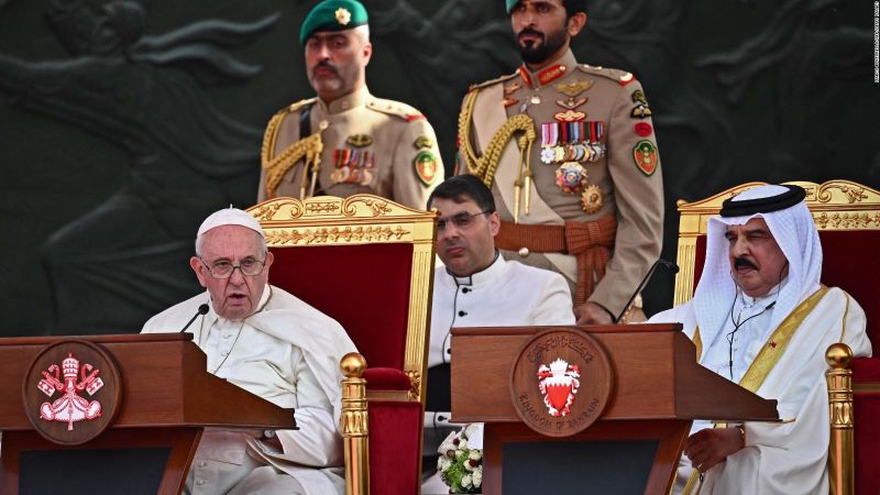 El papa francisco pide desde el golfo pérsico aislar a los fanáticos que abusan de la religión | cnn