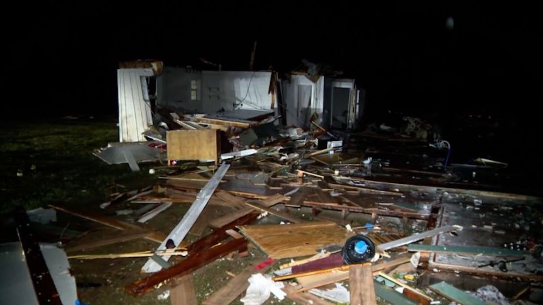 Daños por tornado en el condado de Hopkins, Texas.