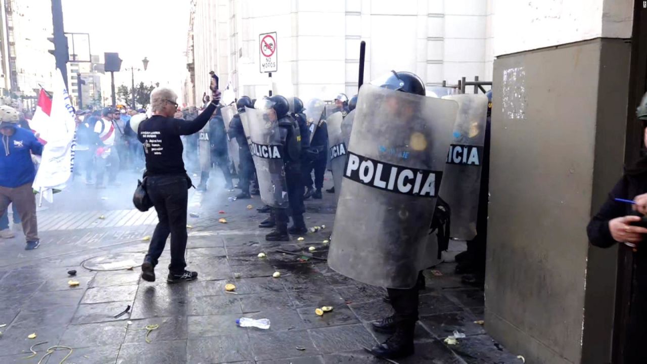 CNNE 1292851 - peru- manifestaciones por crisis politica del pais