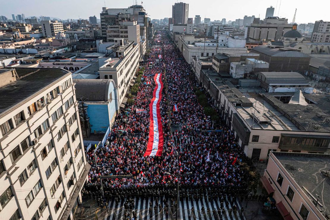 Personas que se oponen al gobierno del presidente peruano Pedro Castillo realizan una manifestación en Lima el 5 de noviembre de 2022. Crédito: ERNESTO BENAVIDES/AFP vía Getty Images