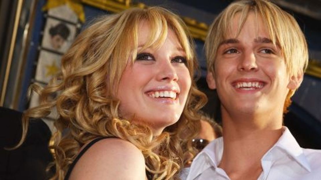 La actriz Hilary Duff, a la izquierda, abraza al cantante Aaron Carter mientras asisten al estreno de "The Lizzie McGuire Movie" el 26 de abril de 2003, en Hollywood, California.