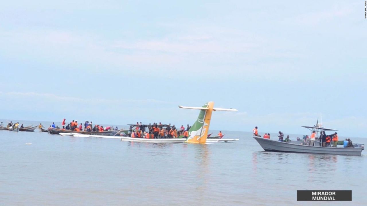 CNNE 1293069 - avion comercial se estrella en un lago de tanzania