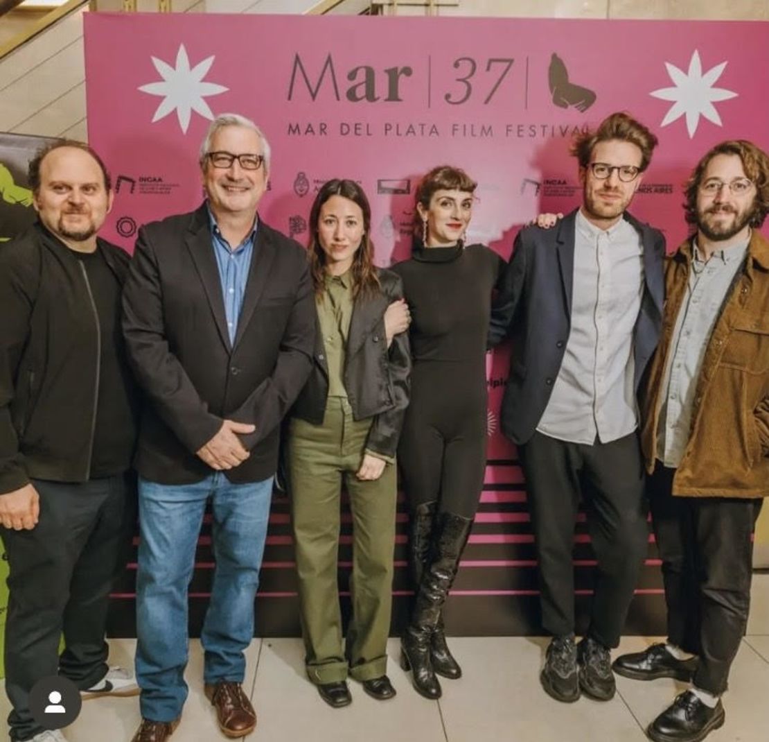 El elenco de la película producida por @varsoviafilmss:"El método Tangalanga", en el 37 Festival de Mar del Plata. Foto: