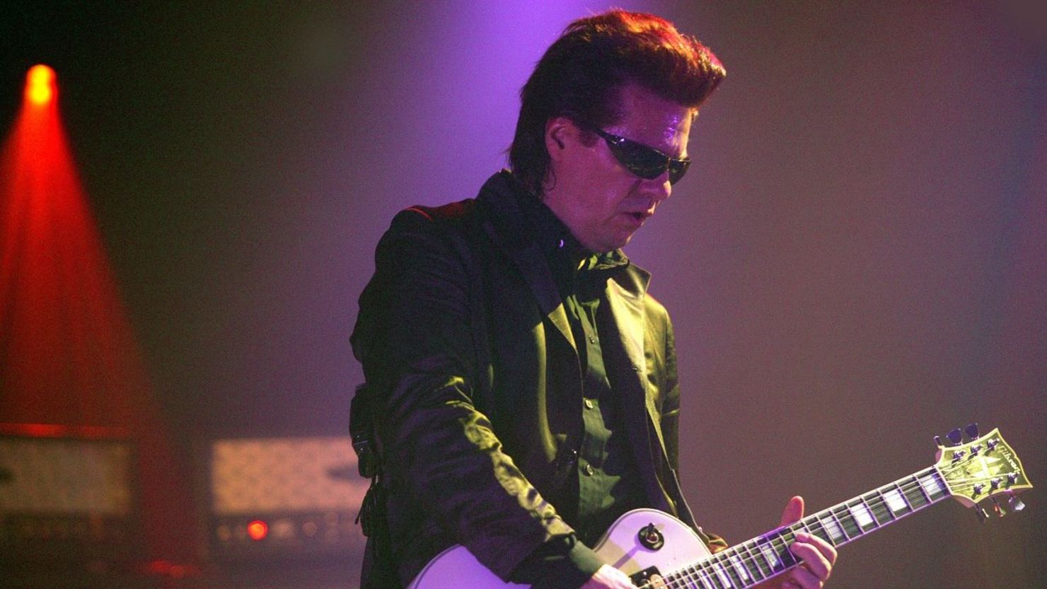 Andy Taylor de Duran Duran se presenta en el escenario durante la primera fecha de Londres de su gira por el Reino Unido en Wembley Arena el 13 de abril de 2004 en Londres.
