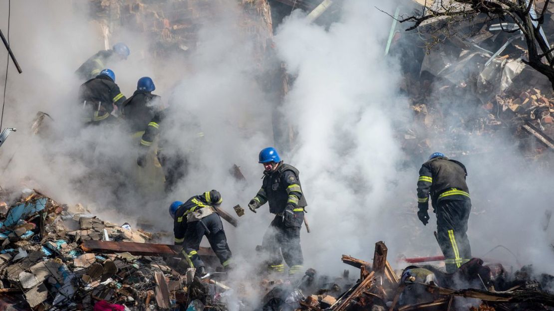 Rescatistas ucranianos trabajan en un edificio residencial destruido por el ataque de un dron ruso, que las autoridades locales consideran de fabricación iraní, en Kyiv el 17 de octubre.