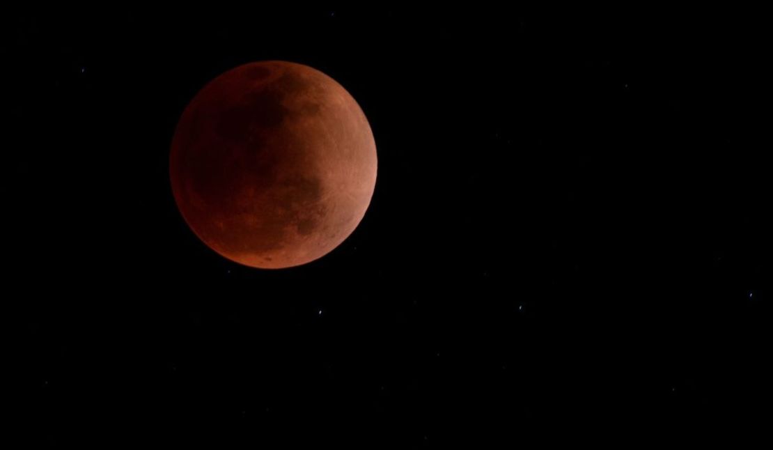 Así se vio la "luna de sangre" durante un eclipse lunar total en Canta, al este de Lima, el 15 de mayo de 2022.