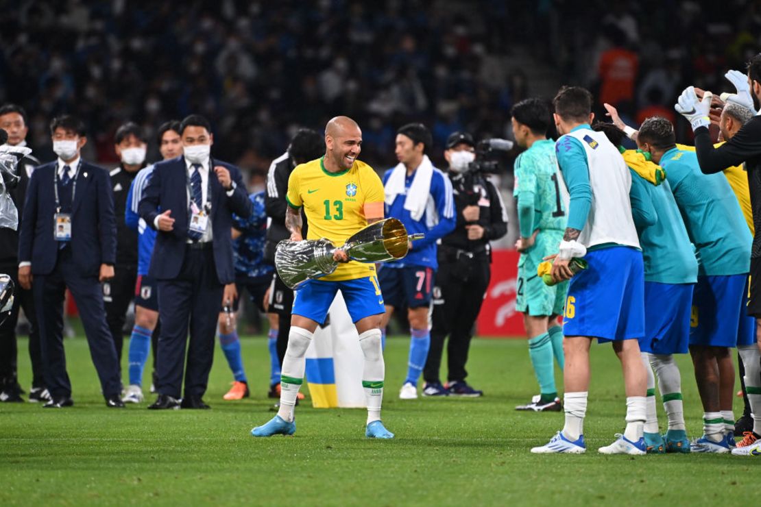 Dani Alves de Brasil sostiene el trofeo después del partido amistoso internacional entre Japón y Brasil en el Estadio Nacional el 6 de junio de 2022 en Tokio, Japón.