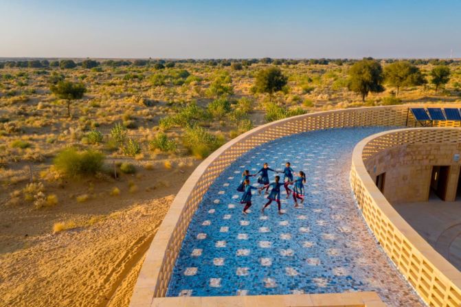 La arquitecta neoyorquina Diana Kellogg diseñó la escuela para niñas Rajkumari Ratnavati, que actualmente ofrece un entorno de aprendizaje cómodo y sostenible a 120 niñas de Jaisalmer, India. Mira el resto de la galería para conocer el proyecto. Crédito: Diana Kellogg Architects