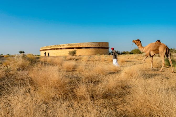 En Jaisalmer, las temperaturas pueden llegar a los 49 °C en pleno verano. Kellogg se inspiró en las prácticas tradicionales e incorporó métodos naturales de refrigeración a su moderno diseño. Crédito: Diana Kellogg Architects