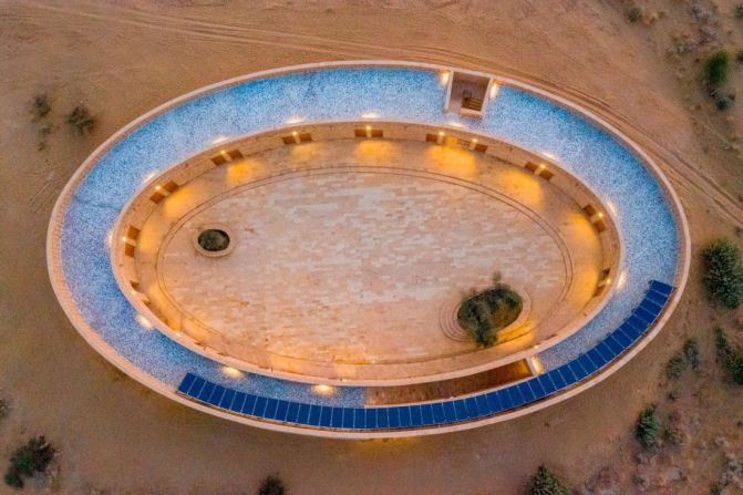 Desde arriba, la escuela femenina Rajkumari Ratnavati parece un huevo en el desierto, símbolo de la fuerza femenina. A nivel práctico, la elipse favorece la circulación del viento por todo el edificio. Crédito: Diana Kellogg Architects