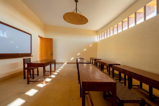 En el interior de la escuela, las aulas, amplias y luminosas están construidas con techos altos y ventanas para liberar el calor y la humedad. Con todos estos mecanismos de refrigeración, las temperaturas interiores son generalmente de 11 a 16,5 °C más bajas que las exteriores, según Kellogg. Crédito: Diana Kellogg Architects