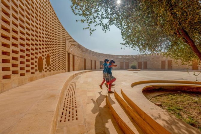 Gracias al uso de materiales locales y a la incorporación de diseños locales, Kellogg ha construido una estructura bien adaptada al clima de Jaisalmer. Crédito: Diana Kellogg Architects