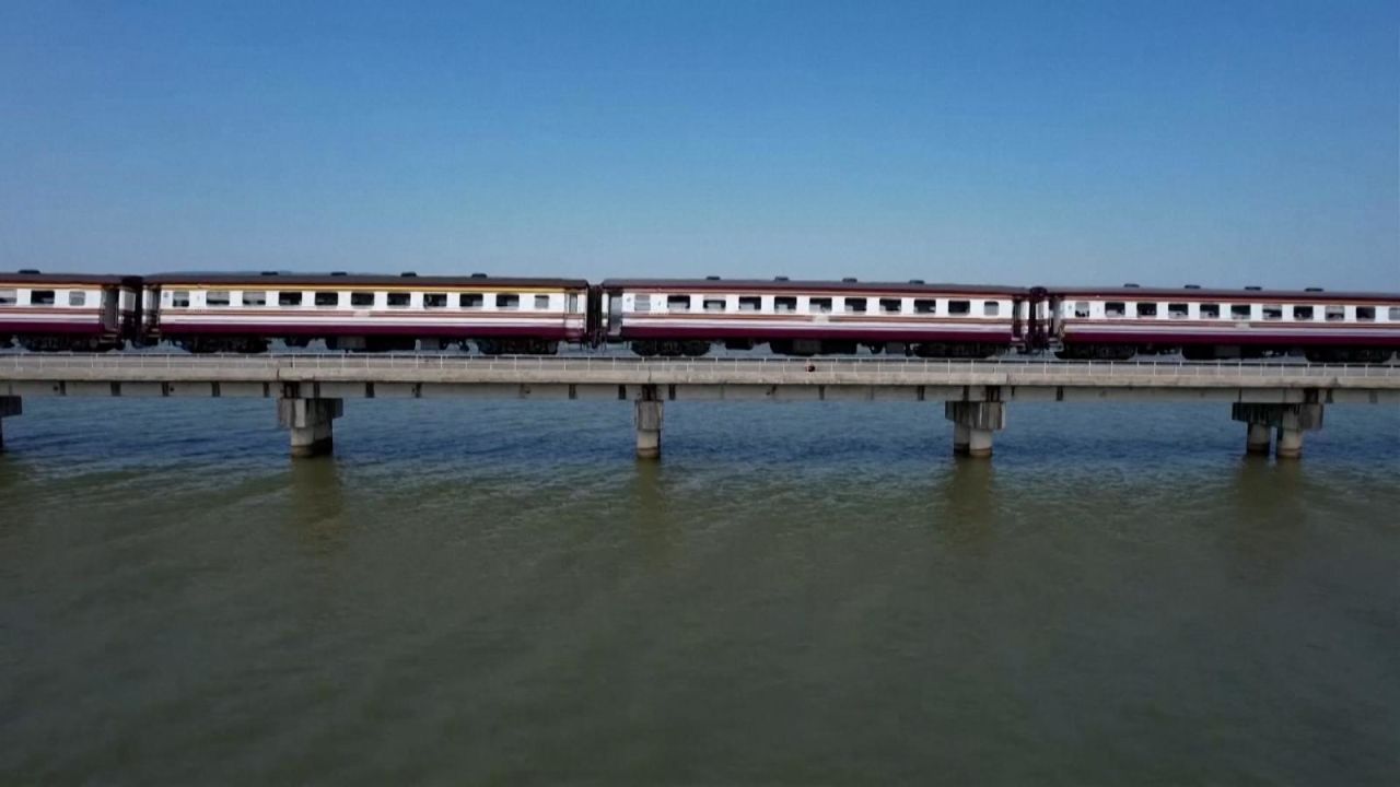 CNNE 1293431 - asi es el "tren flotante" de tailandia