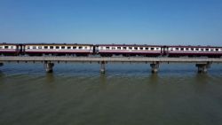 CNNE 1293431 - asi es el "tren flotante" de tailandia