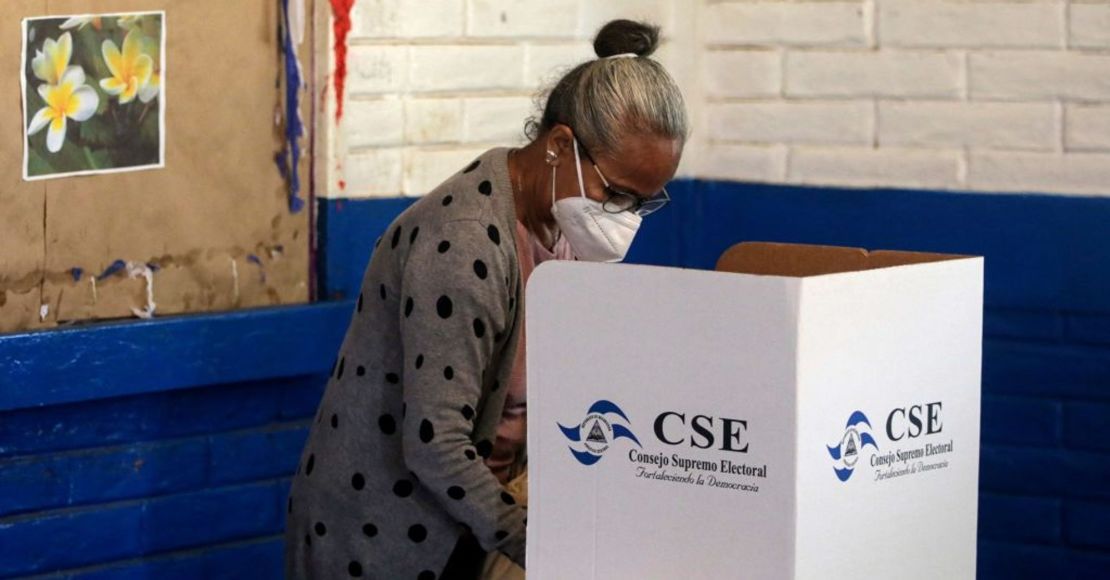 Una mujer vota en las elecciones municipales en Managua, Nicaragua, el 6 de noviembre de 2022.