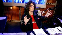 CNNE 1293714 - el locutor howard stern lanza un alarmante mensaje, ¿que dijo?