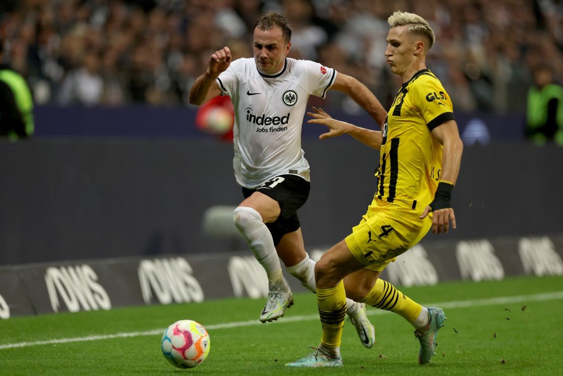 Mario Götze en el Eintracht Frankfurt enfrenta al Borussia Dortmund en partido de la Bundesliga del 29 de octubre de 2022.