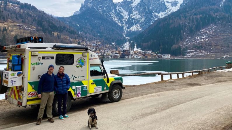 Acompañante de cuatro patas: la pareja partió en el Land Rover Defender que compraron en eBay en octubre de 2021, llevando consigo a su springer spaniel Peggy Sue. Crédito: Lawrence Dodi