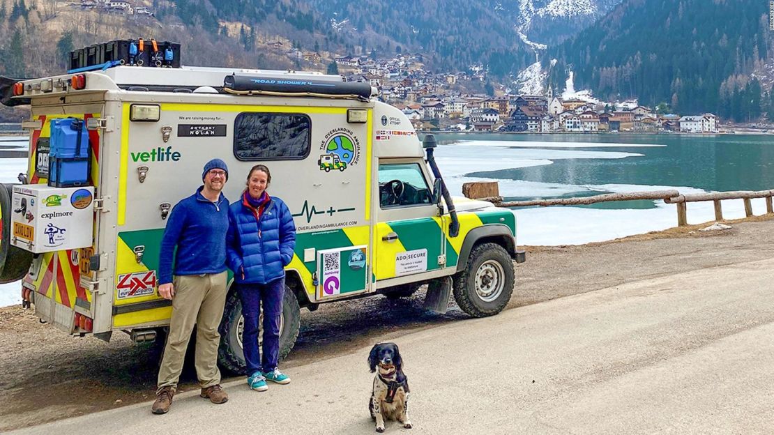 La pareja británica Lawrence Dodi y Rachel Nixon intentan batir el récord mundial Guinness del "viaje más largo en una ambulancia". Crédito: Lawrence Dodi