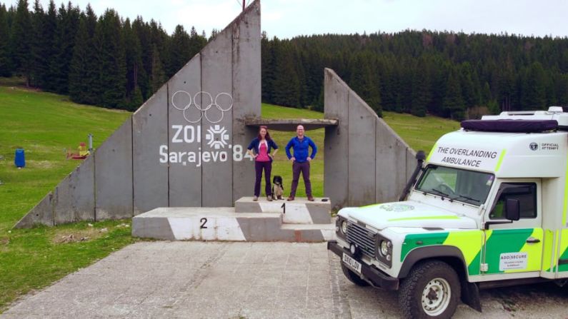 Diversión turística: Dodi y Nixon en el podio olímpico de saltos de esquí abandonado de Igman, a las afueras de Sarajevo, Bosnia, en mayo de 2022. Crédito: Lawrence Dodi