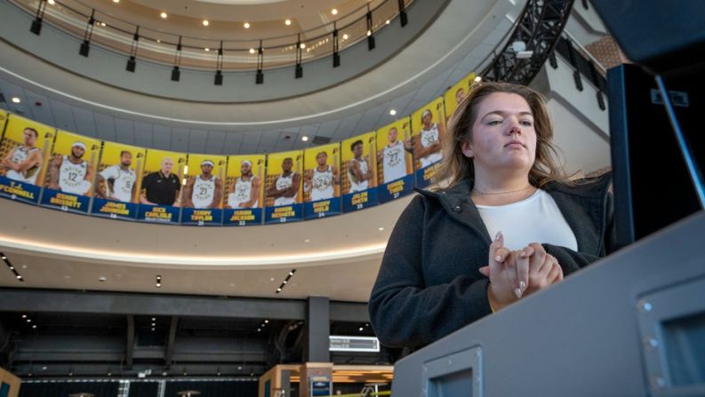 Rachel Cook espera que se cuente su boleta después de votar el día de las elecciones este martes en el Gainbridge Fieldhouse, un estadio cubierto y sede de los Indiana Pacers, en Indianápolis.