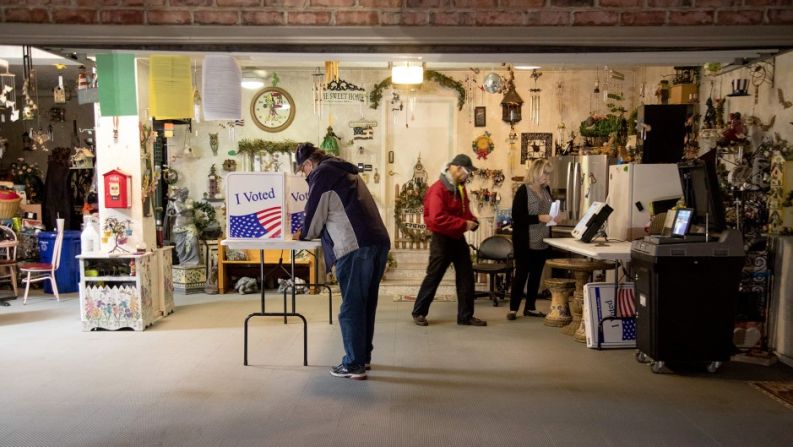 El coordinador de encuestas del condado de Allegheny, Bob Henrich, a la izquierda, inspecciona un lugar de votación en el garaje de una residencia privada en Pittsburgh este martes.