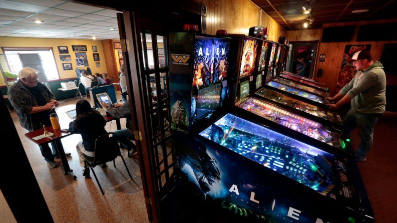 Matt Koenen juega pinball en West County Lanes en Ellisville, Missouri, mientras los votantes emiten sus votos en la sala de fiestas de la bolera este martes. Echa un vistazo a algunos de los lugares de votación más inusuales a los que asistieron los votantes este martes 8 de noviembre.  →