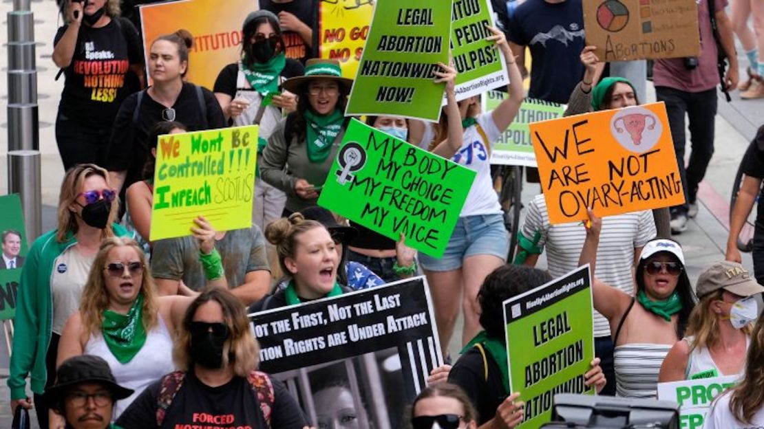 Activistas por el derecho al aborto se manifiestan en apoyo de los derechos de las mujeres el 16 de julio de 2022 en Santa Mónica, California.