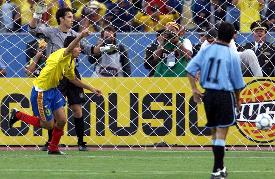 El gol histórico de Ivan Kaviedes en 2011 que clasificó a Ecuador al Mundial de 2002