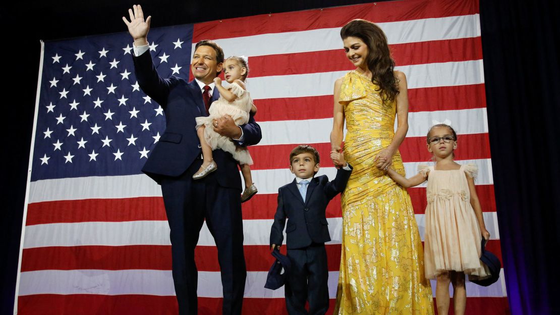 El gobernador de Florida, Ron DeSantis, se une al escenario con su esposa, Casey, y sus hijos durante su fiesta de la noche de las elecciones en Tampa.