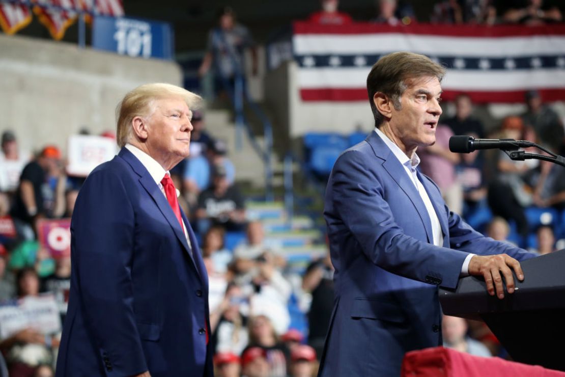 El candidato republicano al Senado de Pensilvania, el Dr. Mehmet Oz, habla mientras el expresidente Donald Trump escucha en un mitin para apoyar a los candidatos locales en Wilkes-Barre, Pensilvania.